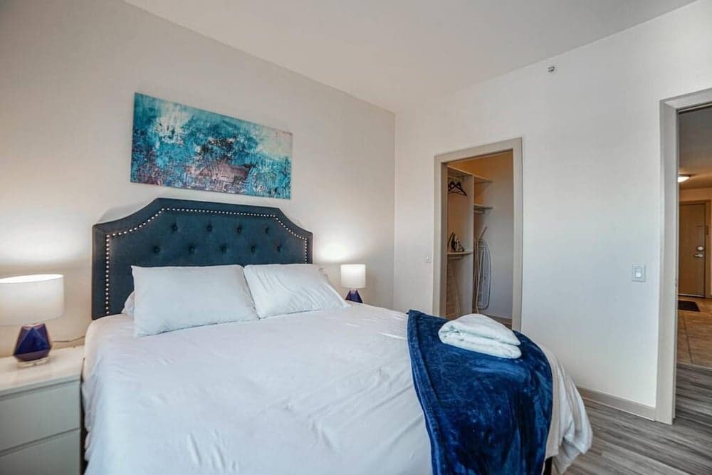 Gorgeous 2bd Condo Patio Gym Parking Coffee