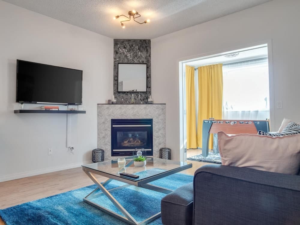 Fun and Colourful Condo w Foosball Parking Coffee