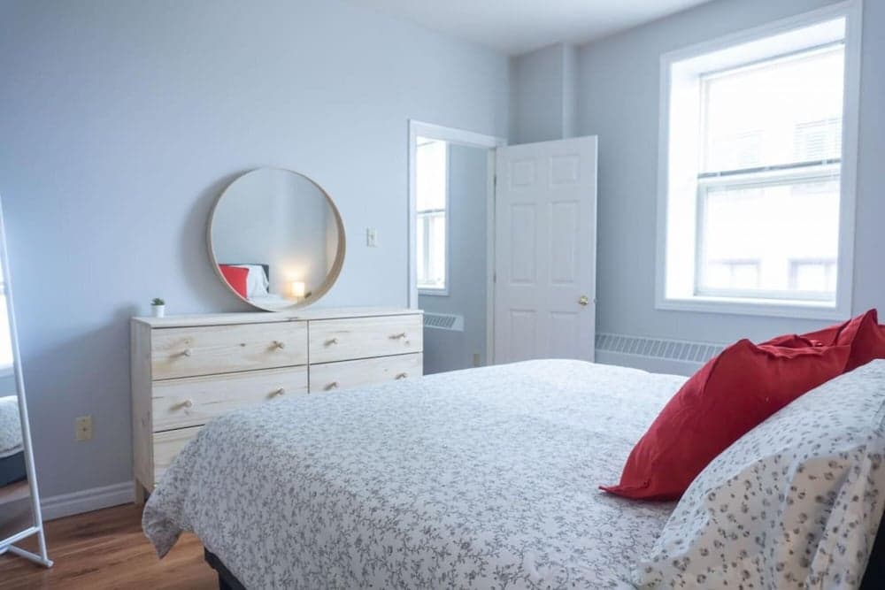 2BR Condo in Heart of Uptown Coffee Wifi