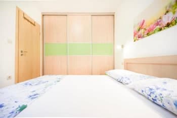 Ennio - 100m From the Beach - A2 Zeleni