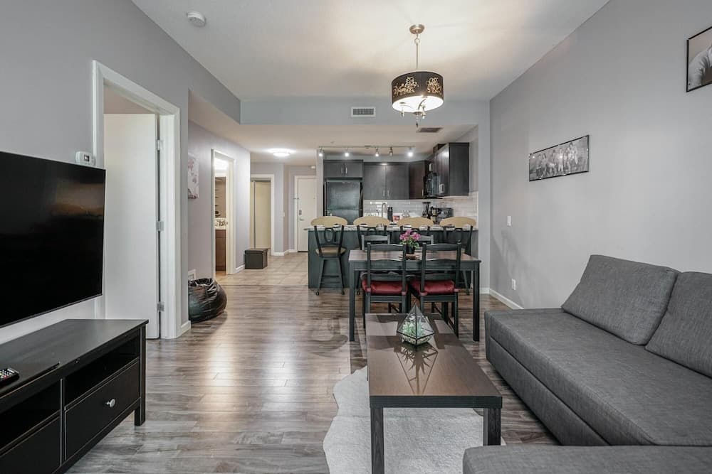 Beautiful 1bd Condo Patio Gym Parking Location