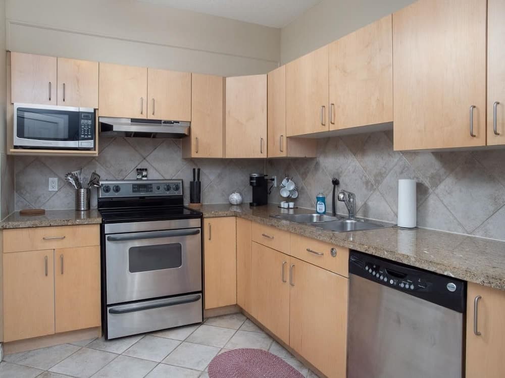 Comfy Home Office Condo w Parking Balcony Coffee