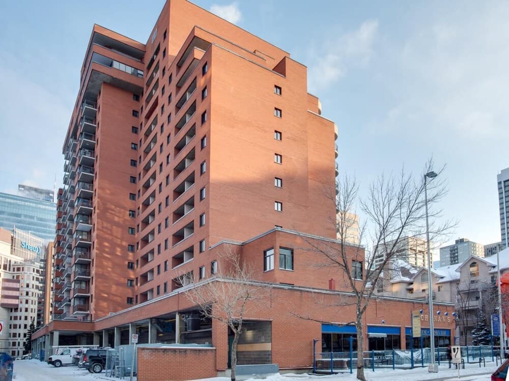 Stylish and Cozy Eau Claire 2BR With Gym Coffee