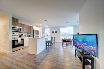 Stylish Modern Condo w Parking Location Coffee