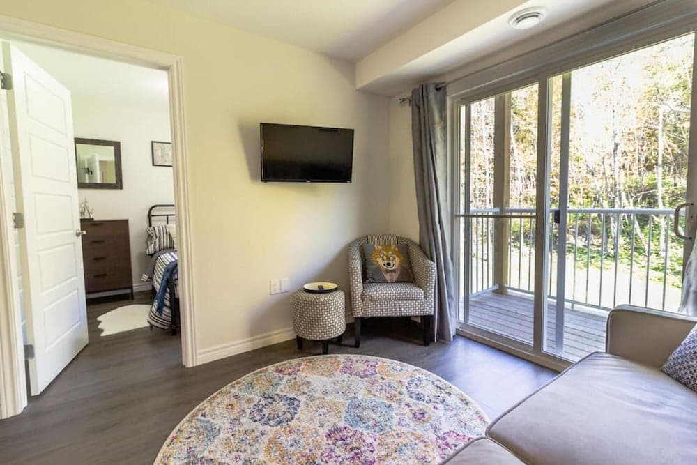 Gorgeous Condo Near UNB Hospital w Parking 202