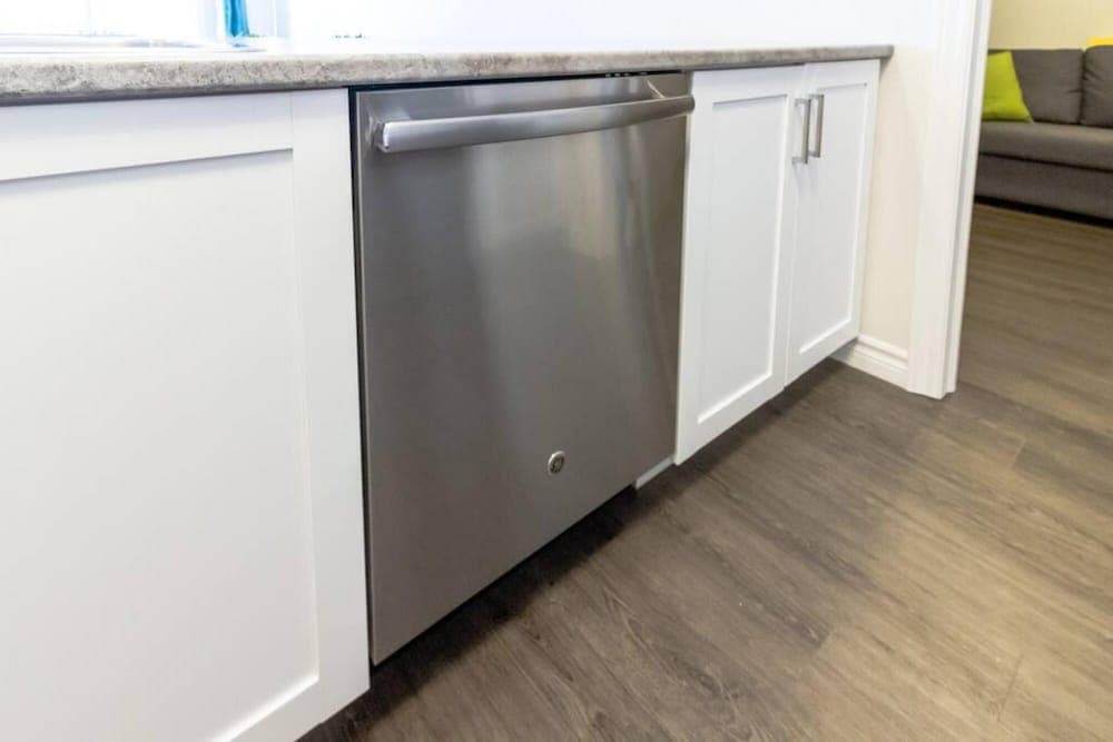 Newly Renovated Condo w Prking Near UNB Patio