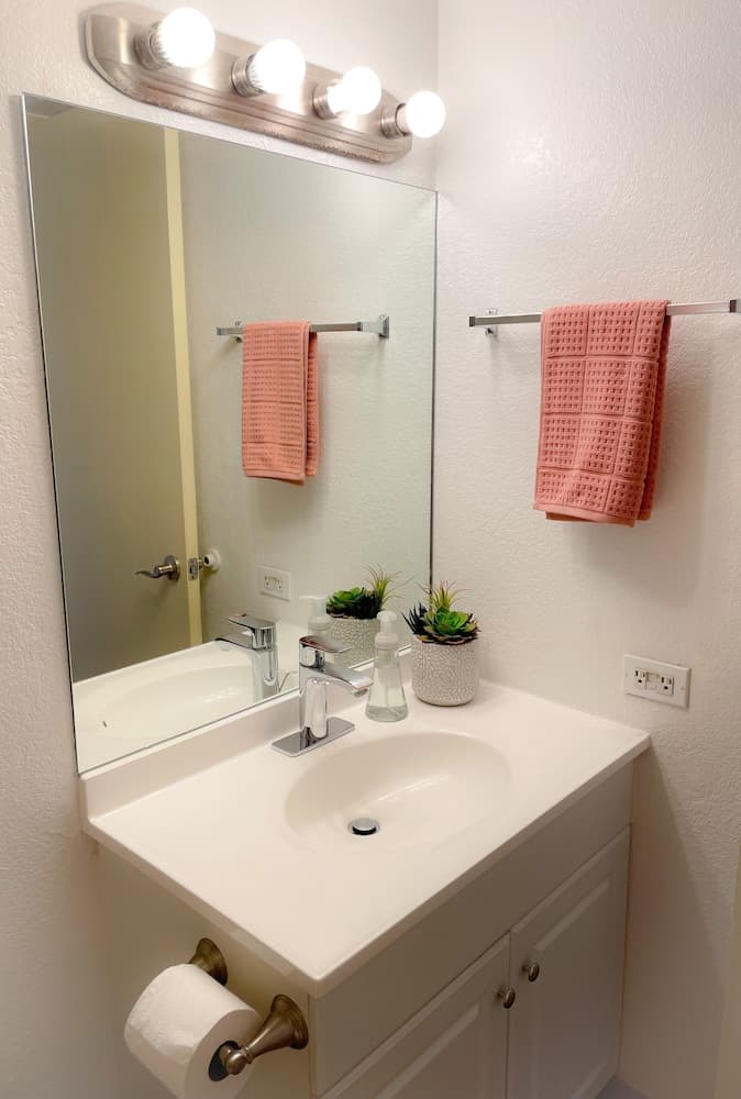 Cozy Hawaiian Monarch Condo by Redawning