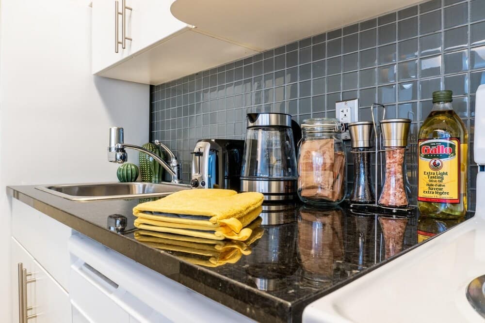 Comfy DT Loft w Parking Rooftop Patio BBQ Gym