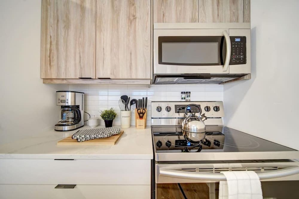 Luxurious Modern 2BR Condo Slps-5 Coffee AC Wifi