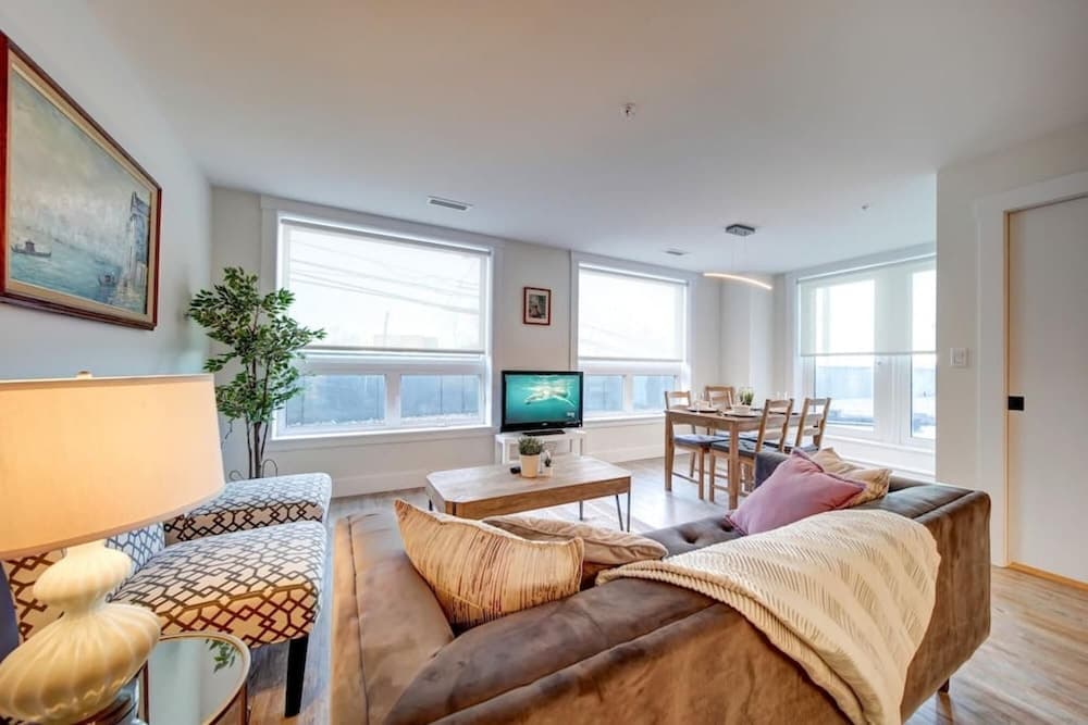 Luxurious Modern 2BR Condo Slps-5 Coffee AC Wifi