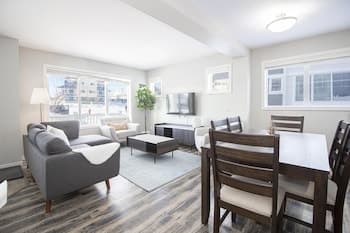 Bright Modern 4bed 2bath Townhouse With Parking