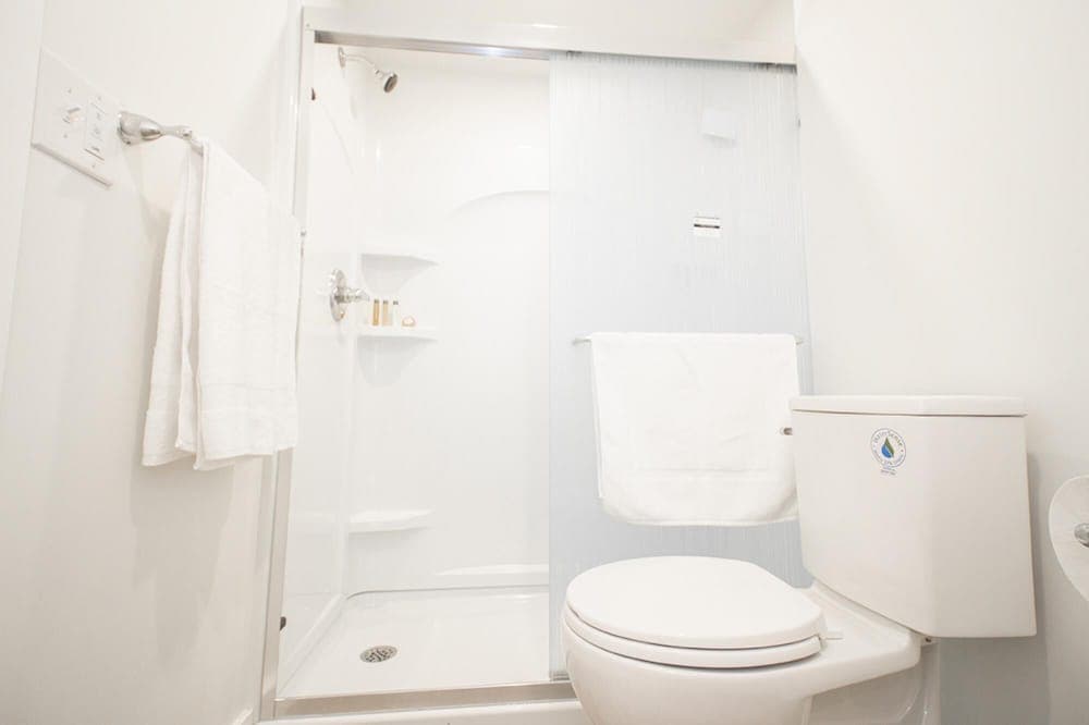 Bright Modern 4bed 2bath Townhouse With Parking