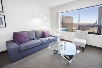 Modern Downtown One-bedroom Suite With Parking