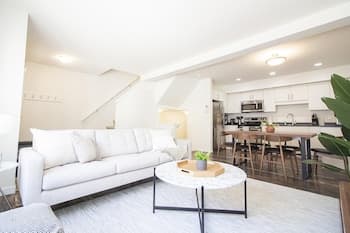 Luxurious 3 Bedroom Townhouse Free Parking and Wifi