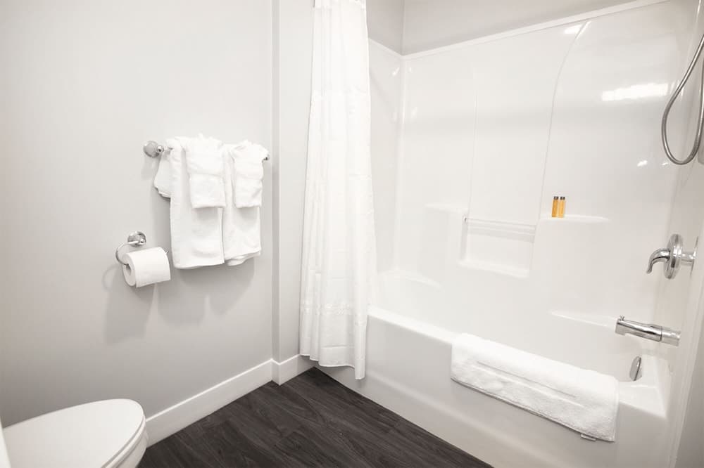 Modern 3BR Unit on Jessie Ave With Insuite Laundry