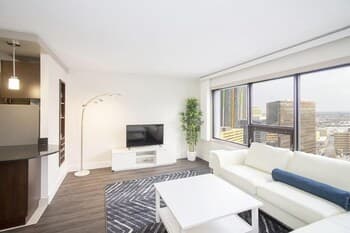 1 Bedroom Suite in Downtown Winnipeg With Parking