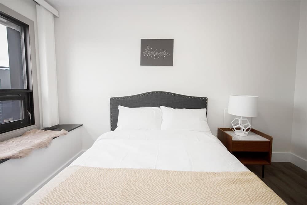 21st Floor Two Bedroom Downtown Unit Free Parking