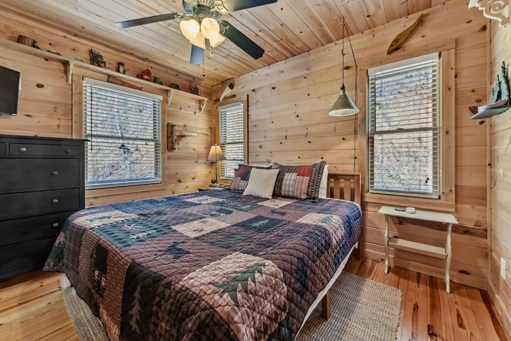 Powdermill Hill Cabin 3 Bedroom Cabin by RedAwning