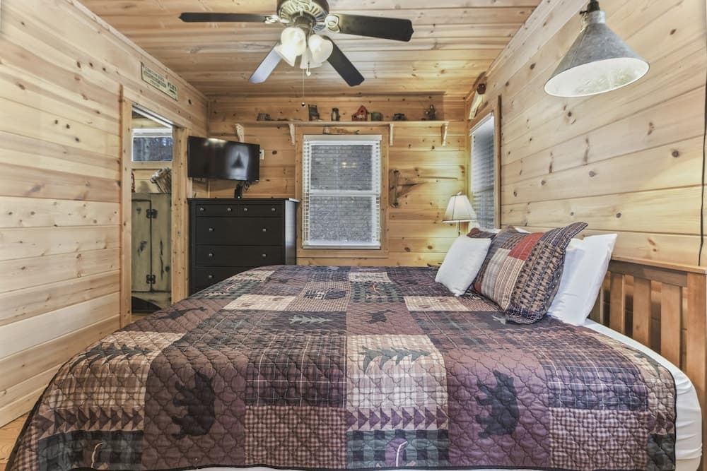 Powdermill Hill Cabin 3 Bedroom Cabin by RedAwning