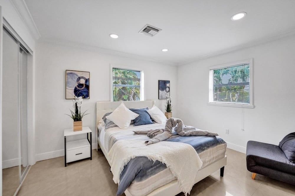 Casa Lago 3 Bedroom Home by Redawning