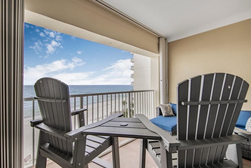 Exceptional Condo Directly on Beach With Pool