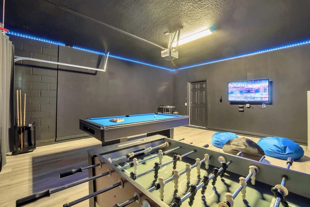 8BR Mansion - Private Pool Games Room Hot Tub