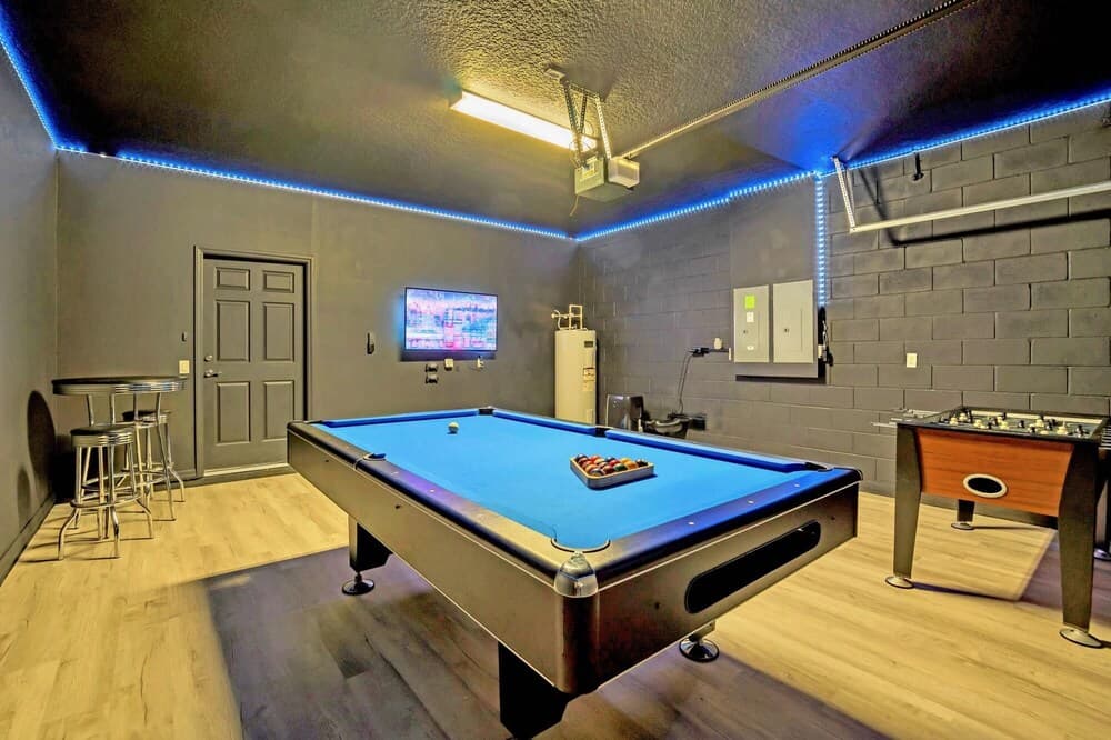 8BR Mansion - Private Pool Games Room Hot Tub