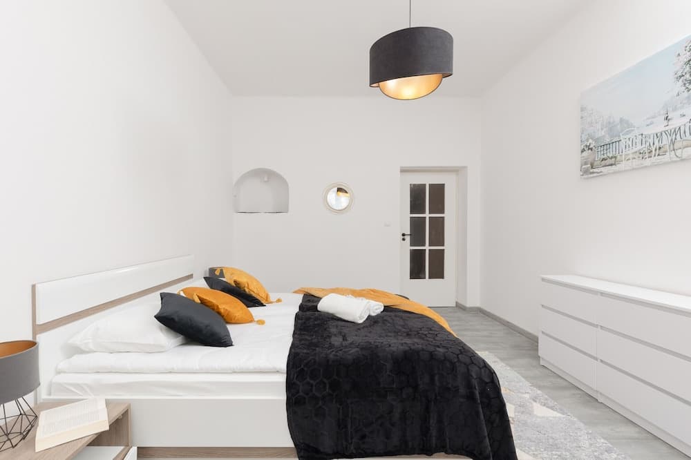 Warsaw Mickiewicza Apartment by Renters