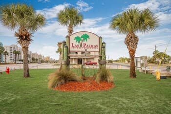 Pleasant Condo With Pool and Walk to Beach