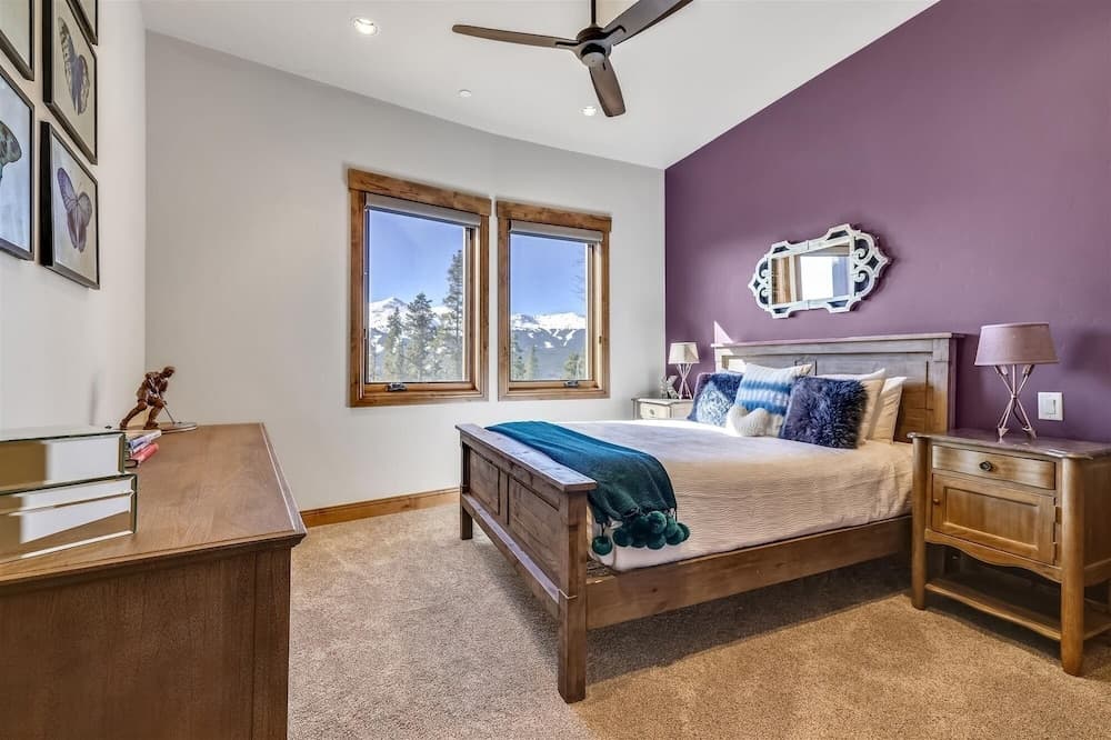 Northwoods 5 Bedroom Home by Redawning