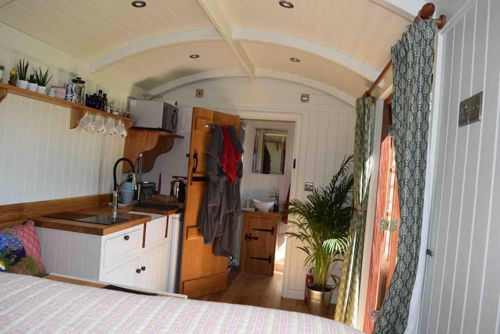 Shephards Hut With Hot Tub in the Cotswolds