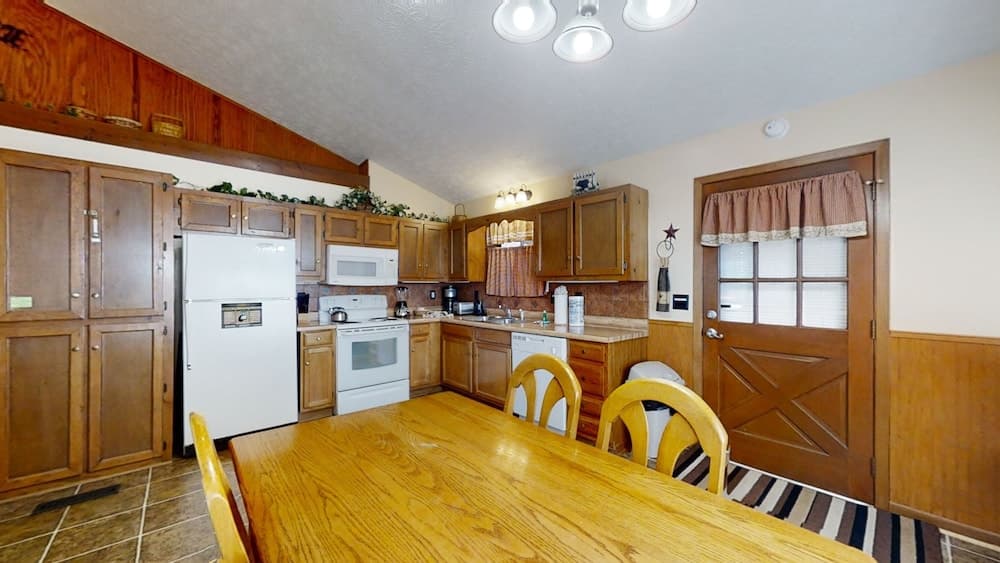 Mountaintop Hideaway 2 Bedroom Cabin by Redawning