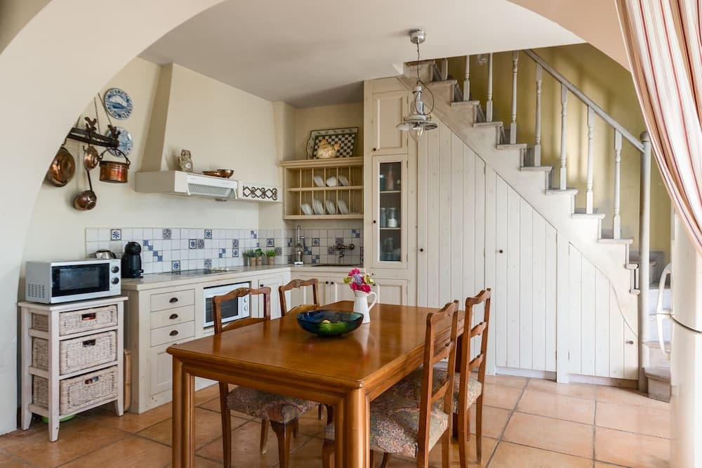 Rustic Escape, Agios Markos