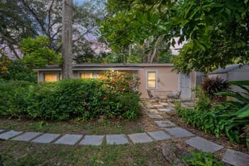 Cozy And Comforting Dog Friendly Coach House Close To Beach 1 Bedroom Cottage by Redawning