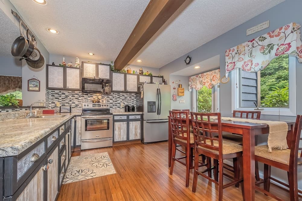 Beary Relaxing by Taylor Made Deep Creek