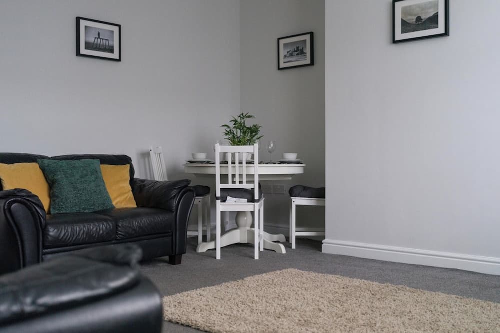 House - Sleeps 4 - Pet Friendly - Parking - Garden