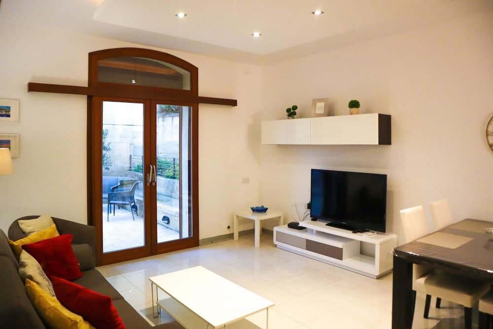 Peaceful Home With hot tub and 2 Communal Pools