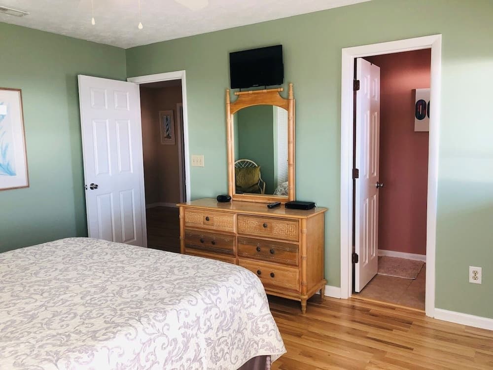 Aquarius 5 Bedroom Home by RedAwning