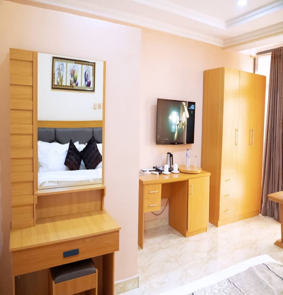 Madaki's Executive Suites