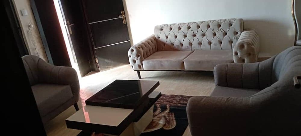 Apartment Sleeps 4 With Free Parking