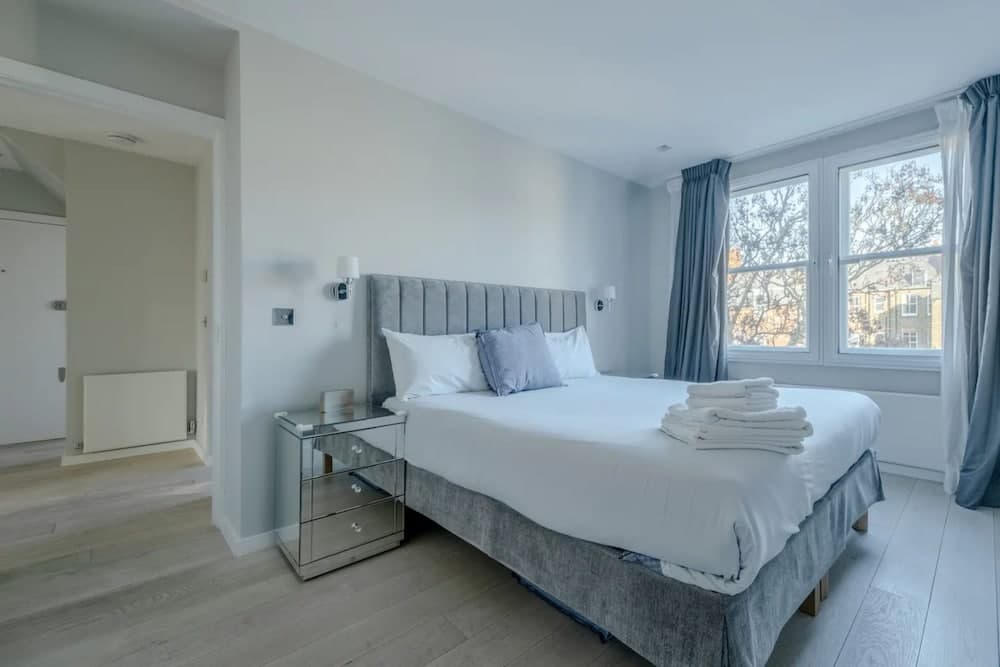 Modern and Luxurious 2 Bedroom Flat - Barons Court