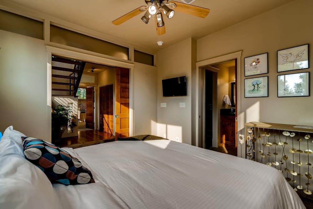 Old Town Loft Oasis With Amazing Rooftop Deck!