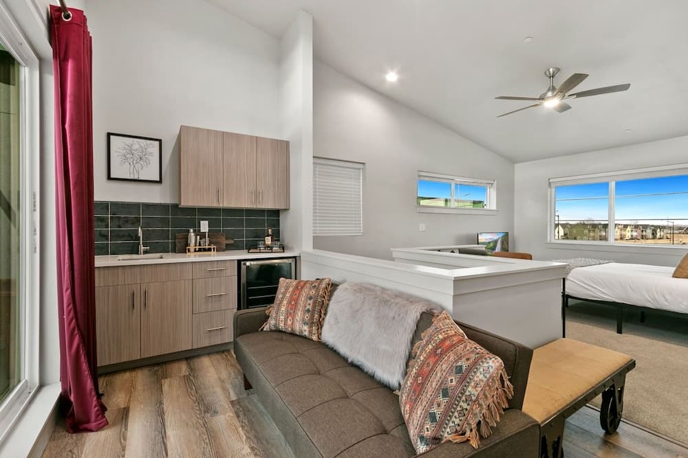 938 Jerome St Unit 3