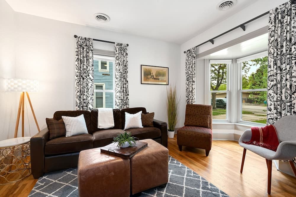 Lola House! Cozy Comfort, Prime Old Town Location