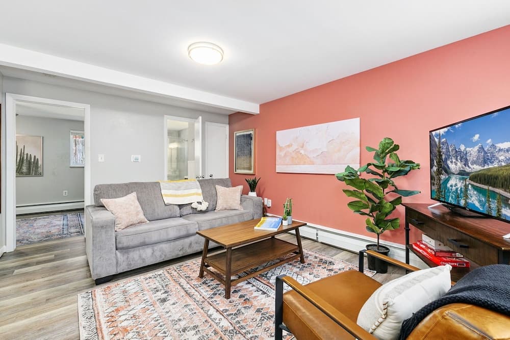 The Coral Suite, Stylish Stay in Old Town FoCo