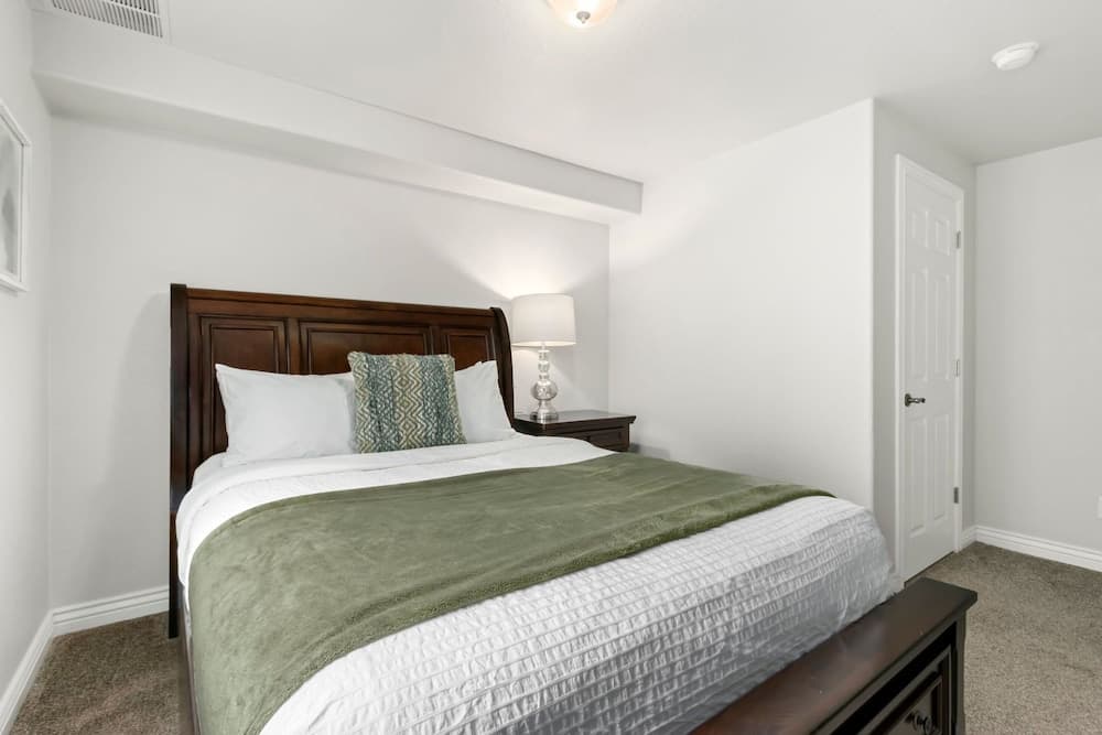 Fabulous Family-friendly Retreat by Windsor Lake!