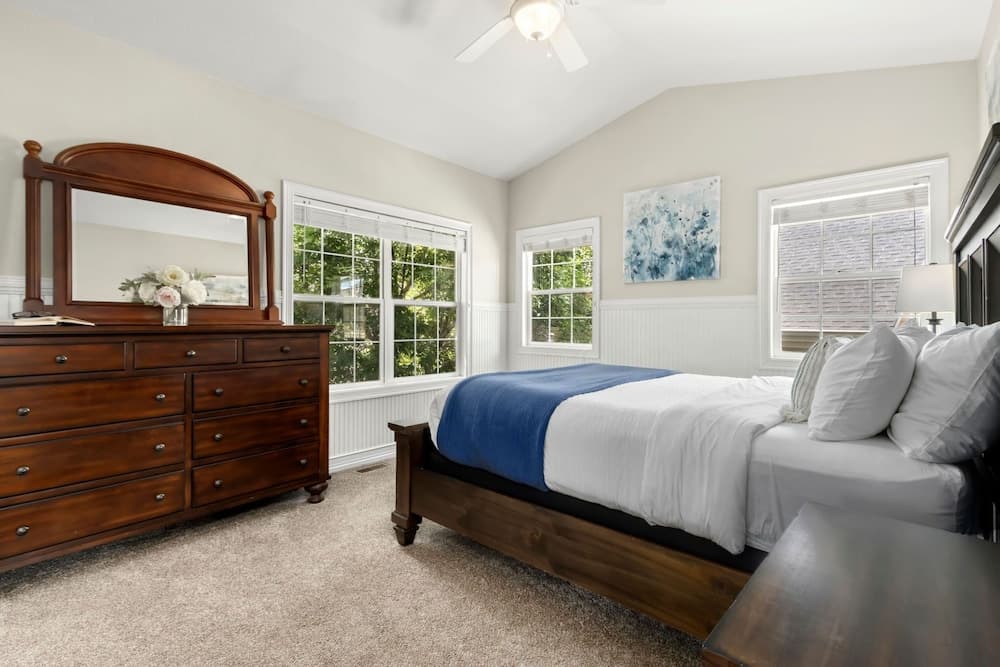 Fabulous Family-friendly Retreat by Windsor Lake!