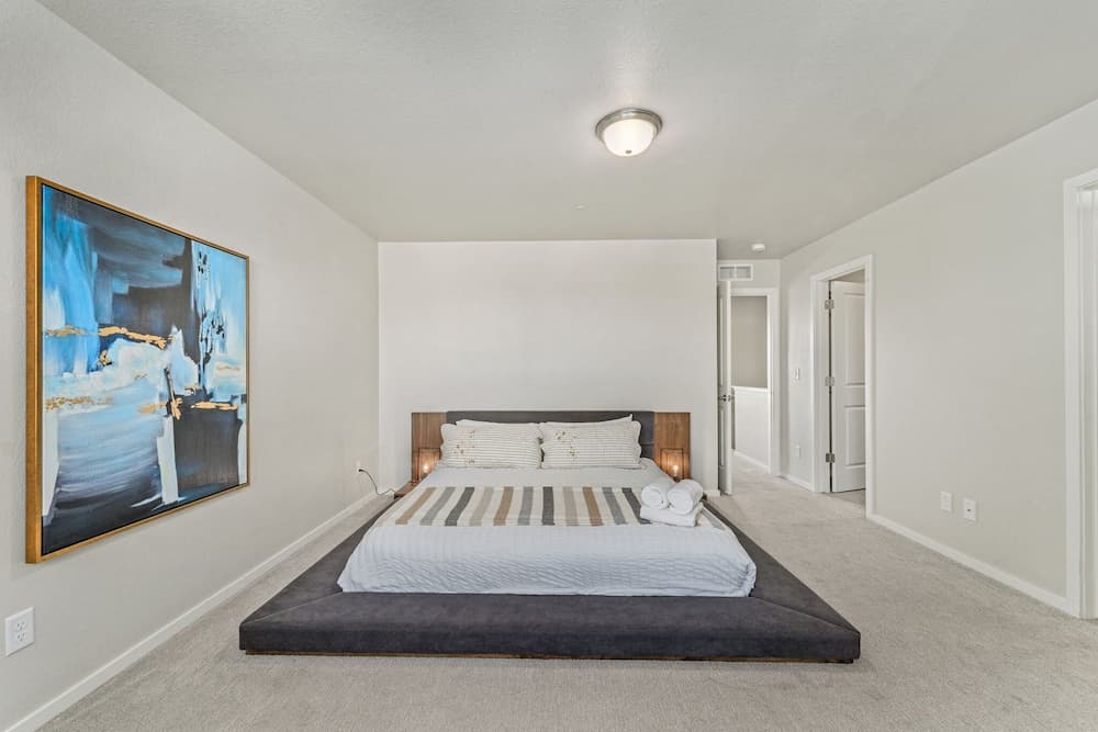 First Class Stylish Townhome Near Old Town!