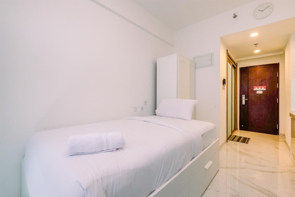 Modern Look And Comfy Studio At Sky House Bsd Apartment