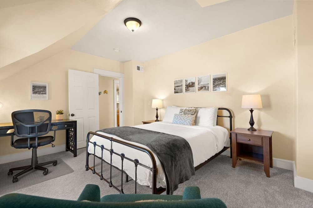 Cozy Victorian Cottage in the Heart of Old Town!